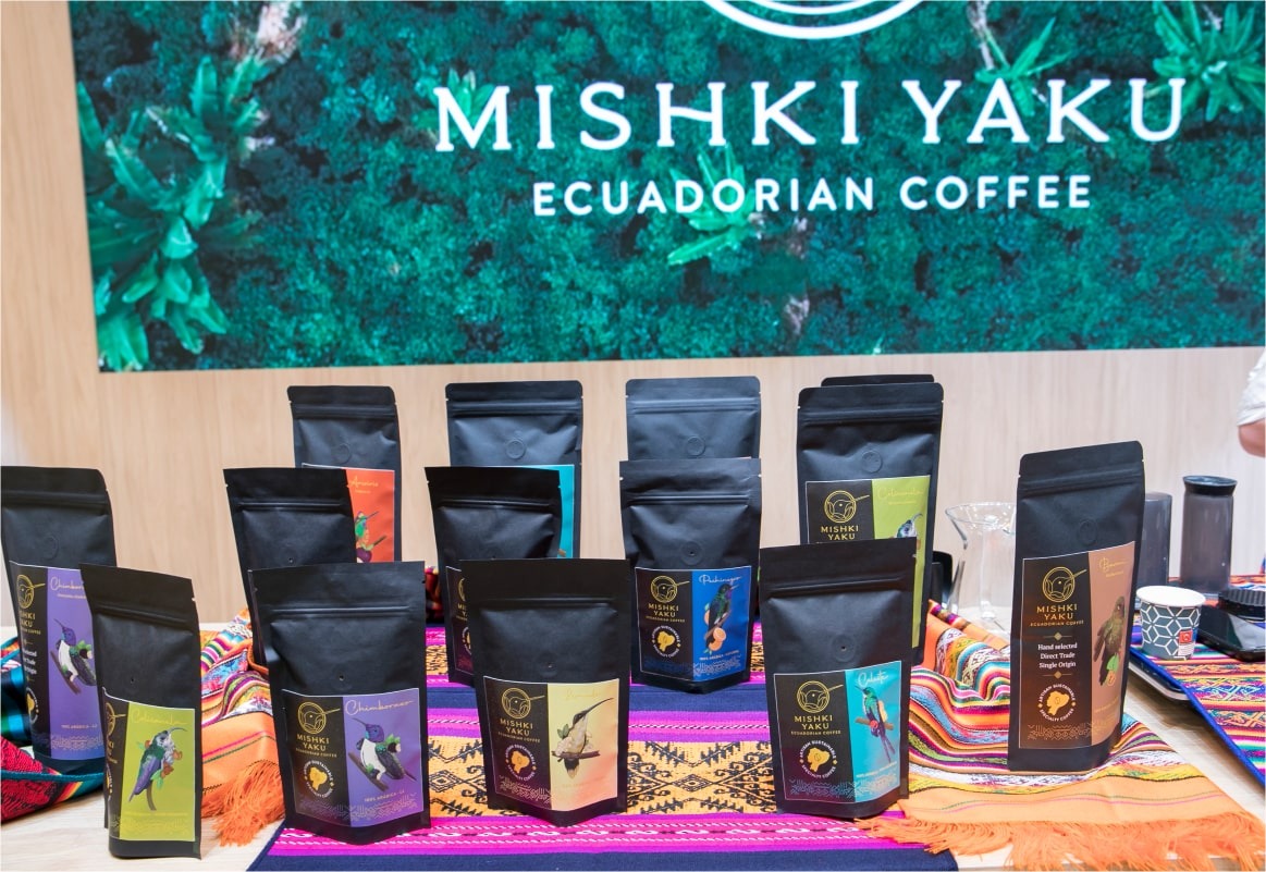 Mishki Yaku ecuadorianischer Kaffee auf bunten Tüchern.